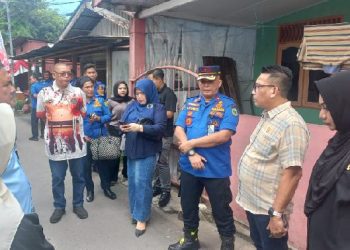Anggota DPRD Medan yang tergabung di Panitia Khusus (Pansus) Rancangan Perda (Ranperda) tentang Pencegahan dan Penanggulangan Kebakaran (P2K) melakukan kunjungan kerja ke pemukiman kawasan penduduk di pinggiran Sungai, Selasa (16/9/2025) di Jalan Brigjend Katamso, Gg Perbatasan, Kp Baru, Medan Maimun.