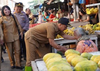 Wali Kota Tebingtinggi Iman Irdian Saragih meninjau Pasar Inpres, Kelurahan Badak Bejuang, Selasa (16/9/2025).