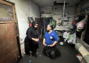 Anggota DPRD Kota Medan, Lailatul Badri meninjau banjir yang mengenang kawasan Gg Tahir, Pulo Brayan Darat I, Medan Timur, Selasa (16/9/2025).