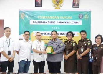 PLH Kasi Penerangan Hukum Muhamad Husairi, SH.,MH menyampaikan sambutannya pada kegiatan penerangan hukum pada PT PUPUK Indonesia Regional 1A Medan di Jalan Gajah Mada, Kota Medan, Rabu (17/9/2025).