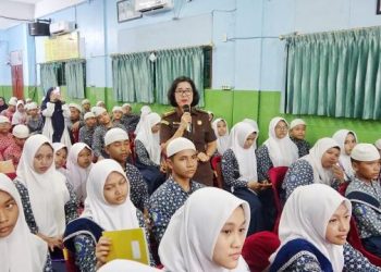 Kejaksaan Tinggi Sumatera Utara Melaksanakan Kegiatan Penyuluhan Hukum Program Jaksa Masuk Sekolah (JMS) di Yayasan Pendidikan Riad Madani, Selasa (16/9/2025).
