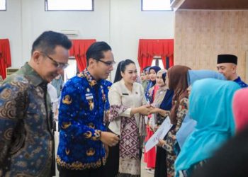 Wali Kota Medan Rico Tri Putra Bayu Waas menyerahkN serrifikat kepada pelaku UMKM kota Medan, di Gedung PKK Kota Medan, Petisah, Rabu (17/9/2025).