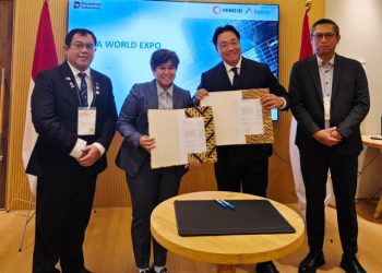 Direktur Utama INALUM Melati Sarnita (kiri) usai menandatangani kerja sama dengan Perusahaan Energi dan Komoditas Vitol yang diwakili oleh Soichiro Kihara di Expo 2025 Osaka.