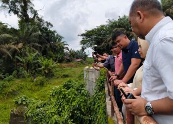 Gubernur Sumut Bobby Nasution dan Wakil Bupati Langkat Tiorita Br Surbakti melihat langsung kondisi jembatan