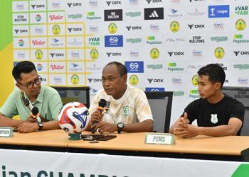 Pelatih PSMS Medan, Kashartadi didampingi pemain PSMS, Budhiar M. Riza serta Media Officer PSMS Candra Sembiring dalam sesi temu pers, Sabtu (26/9/2025) di ruang media, Stadion Utama Sumatera Utara.