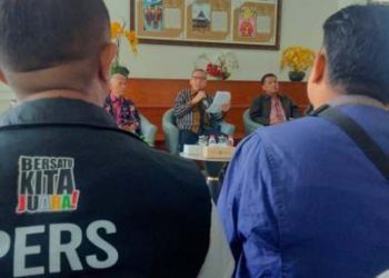 Pemerintah Provinsi Sumatera Utara (Sumut) melalui sejumlah Organisasi Perangkat Daerah Provinsi Sumut melakukan Konferensi Pers di Lobby Dekranasda Lantai 1 Kantor Gubernur Sumut Jalan Diponegoro Kota Medan, Kamis (18/9). Hal tersebut dilakukan terkait jaminan kestabilan harga komoditi pangan dalam rangka menyikapi inflasi daerah. Foto/Diskominfo Sumut