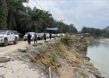 Kondisi jalan amblas yang berada di Kecamatan Batang Serangan Langkat. Foto/istimewa