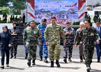 Gubernur Sumatera Utara (Sumut) Muhammad Bobby Afif Nasution bersama Ketua DPRD Sumut Erni Ariyanti Sitorus, Kapolda Sumut Irjen Pol Whisnu Hermawan Februanto, Kajati Sumut Harli Siregar, serta unsur Forkopimda lainnya menghadiri Upacara HUT ke-80 TNI di Kawasan Lapangan Merdeka Medan, Minggu (05/10/2025). Foto/Diskominfo Sumut