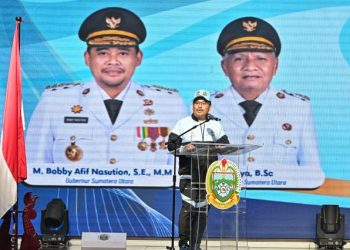 Sekretaris Daerah Provinsi (Sekdaprov) Sumatera Utara (Sumut) Togap Simangunsong di dampingi Kadispora Sumut Mahfullah Pratama Daulay, Ketua KONI Sumut Hatunggal Siregar, serta sejumlah Forkopimda, melepas kontingen Sumut pada Pekan Olahraga Nasional (PON) bela diri 2025 di Kudus, tahun 2025, di Aula Raja Inal Siregar, Kantor Gubernur Sumut, Rabu (8/10/2025). Foto/Diskominfo Sumut