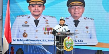 Sekretaris Daerah Provinsi (Sekdaprov) Sumatera Utara (Sumut) Togap Simangunsong di dampingi Kadispora Sumut Mahfullah Pratama Daulay, Ketua KONI Sumut Hatunggal Siregar, serta sejumlah Forkopimda, melepas kontingen Sumut pada Pekan Olahraga Nasional (PON) bela diri 2025 di Kudus, tahun 2025, di Aula Raja Inal Siregar, Kantor Gubernur Sumut, Rabu (8/10/2025). Foto/Diskominfo Sumut