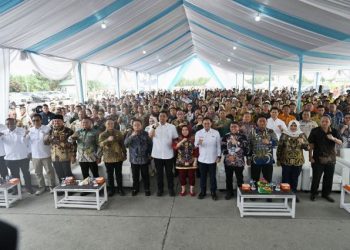 Gubernur Sumatera Utara (Sumut) Bobby Nasution menyerahkan secara simbolis Kartu BPJS Ketenagakerjaan bagi pekerja rentan kepada Bupati/Wali Kota se-Sumatera Utara di Kawasan Ekonomi Khusus (KEK) Sei Mangkei, Kabupaten Simalungun, Kamis (9/10/2025). Foto/Diskominfo Sumut