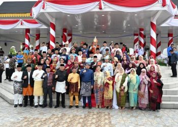 Gubernur Sumatera Utara, Muhammad Bobby Nasution berfoto bersama dengan  Wakil Gubernur Sumut Surya, unsur Forkopimda Sumut, Ketua TP-PKK Sumut Kahiyang Ayu dan Staf Ahli I TP-PKK Sumut Titiek Sugiharti serta Pimpinan OPD Sumut, usai menjadi Inspektur Upacara (Irup) Peringatan Hari Sumpah Pemuda ke-97 Tingkat Provinsi Sumut Tahun 2025 di Lapangan Astaka Jalan William Iskandar, Kabupaten Deliserdang, Selasa (28/10/2025). Foto/Diskominfo Sumut