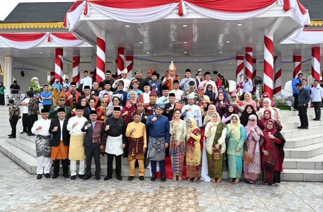 Gubernur Sumatera Utara, Muhammad Bobby Nasution berfoto bersama dengan Wakil Gubernur Sumut Surya, unsur Forkopimda Sumut, Ketua TP-PKK Sumut Kahiyang Ayu dan Staf Ahli I TP-PKK Sumut Titiek Sugiharti serta Pimpinan OPD Sumut, usai menjadi Inspektur Upacara (Irup) Peringatan Hari Sumpah Pemuda ke-97 Tingkat Provinsi Sumut Tahun 2025 di Lapangan Astaka Jalan William Iskandar, Kabupaten Deliserdang, Selasa (28/10/2025). Foto/Diskominfo Sumut