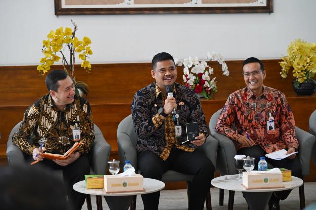 Konferensi Pers bersama Gubernur Sumatera Utara (Sumut) Muhammad Bobby Nasution dan Jajaran Direksi Bank Sumut terkait "Dari Daerah Untuk Daerah : Bank Sumut sebagai Pilar Keuangan Pembangunan", Kegiatan ini difasilitasi Dinas Kominfo Sumut ini berlangsung di Lobby Dekranasda Lantai 1 Kantor Gubernur Sumut Jalan Diponengoro Nomor 30 Medan, Kamis (30/10/2025). Foto/Diskominfo Sumut