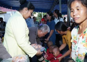 Kajati sumut Dr.Harli Siregar, SH.,M.Hum didampingi Ketua Ikatan Adhyaksa Dharmakarini (IAD) Ny.Tirumaida Harli Siregar beserta pejabat utama Kejati Sumatera Utara melanjutkan kunjungan kerjanya ke wilayah hukum Kejaksaan Negeri Nias Selatan dan melaksanakan sejumlah kegiatan bhakti sosial, Rabu (8/10/2025).