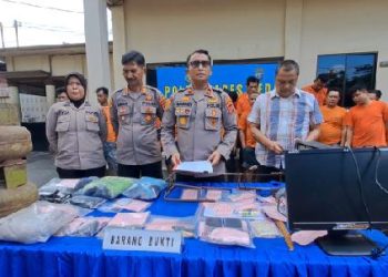 Kapolsek Sunggal, Kompol Bambang G Hutabarat S.H.M.H dalam konferensi pers gelar kasus di Mapolsek Sunggal, Selasa (28/10/2025).