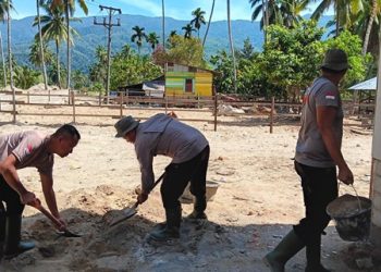rimob Polda Sumatera Utara bersama masyarakat setempat melaksanakan pembangunan rumah swadaya bagi warga terdampak banjir di Desa Tolang Julu, Kecamatan Sayur Matinggi, Kabupaten Tapanuli Selatan, Minggu (18/1/2026).