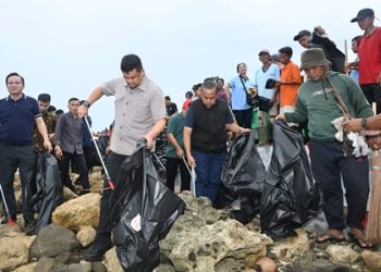 Gubernur Sumatera Utara Muhammad Bobby Afif Nasution bersama para Bupati dan Walikota Se-Kepulauan Nias melaksanakan gerakan Kurve di Pantai Sorake Kabupaten Nias Selatan, Jumat (13/2/2026). Foto/DiskominfoSumut