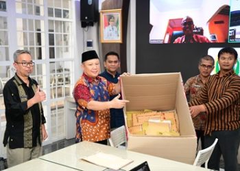 Tim Seleksi (Timsel) dan Panitia Seleksi (Pansel) Komisi Informasi (KI) Provinsi Sumatera Utara (Sumut) mulai melakukan pemeriksaan berkas yang dikirim pendaftar di Aula Trasparasi Dinas Kominfo Sumut, Jalan HM Said Medan, Kamis (23/4/2026). Ini ditandai dengan pembukaan kotak pendaftaran administrasi oleh Timsel dan Pansel KI Provinsi Sumut