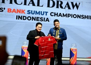 Gubernur Sumatera Utara (Sumut) Muhammad Bobby Afif Nasution bersama Ketua PSSI Erick Thohir memerlihatkan Jersey Timnas Indonesia yang akan digunakan pada Piala AFF U19 pada Drawing Grup Piala AFF U19 atau Asean U19 Boys’ Bank Sumut Championship 2026 di Aula Raja Inal Siregar, Kantor Gubernur Sumut, Jalan Diponegoro 30, Medan, Kamis (7/5/2026). Event ini akan diselenggarakan mulai 1-14 Juni. Sumut sebagai tuan rumah menyiapkan tiga stadion untuk ajang sepakbola internasional ini, yaitu Stadion Utama Sumut, Stadion Teladan dan Stadion Mini Dispora. Foto/Diskominfo Sumut