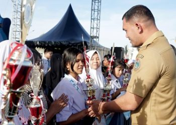 Kepala Dinas Pendidikan Provinsi Sumatera Utara (Sumut) Alexander Sinulingga mewakili Gubernur Sumut menutupan Gebyar dan Expo Pendidikan Sumut di Lapangan Astaka, Jalan Willem Iskandar, Deliserdang, Senin (4/5/2026). Foto/Diskominfo Sumut